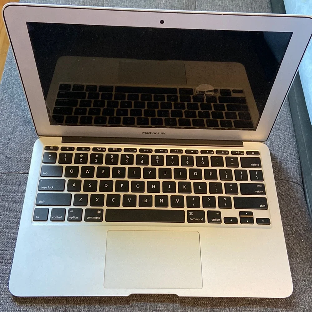 Apple MacBook Air (11-inch, Mid 2012) 1.7 GHz Intel Core i5 4 GV Laptop Silver